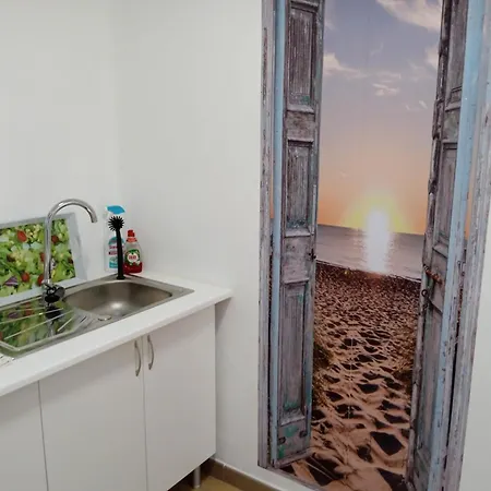Tropical בית הארחה *